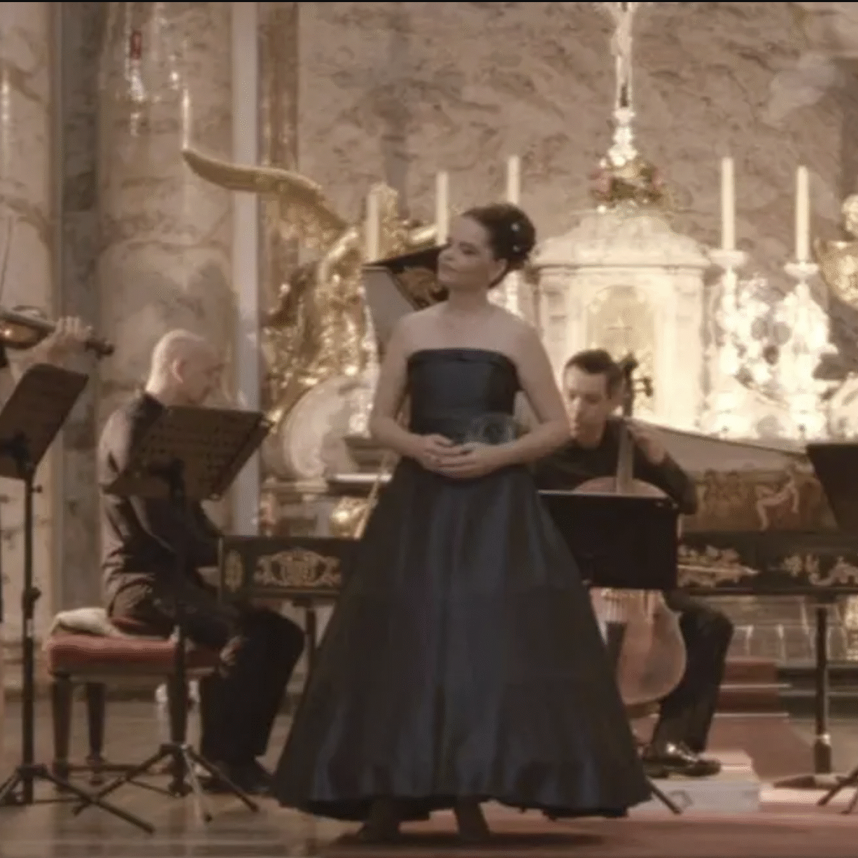 Frau singt am Adventkonzert in der Minoritenkirch