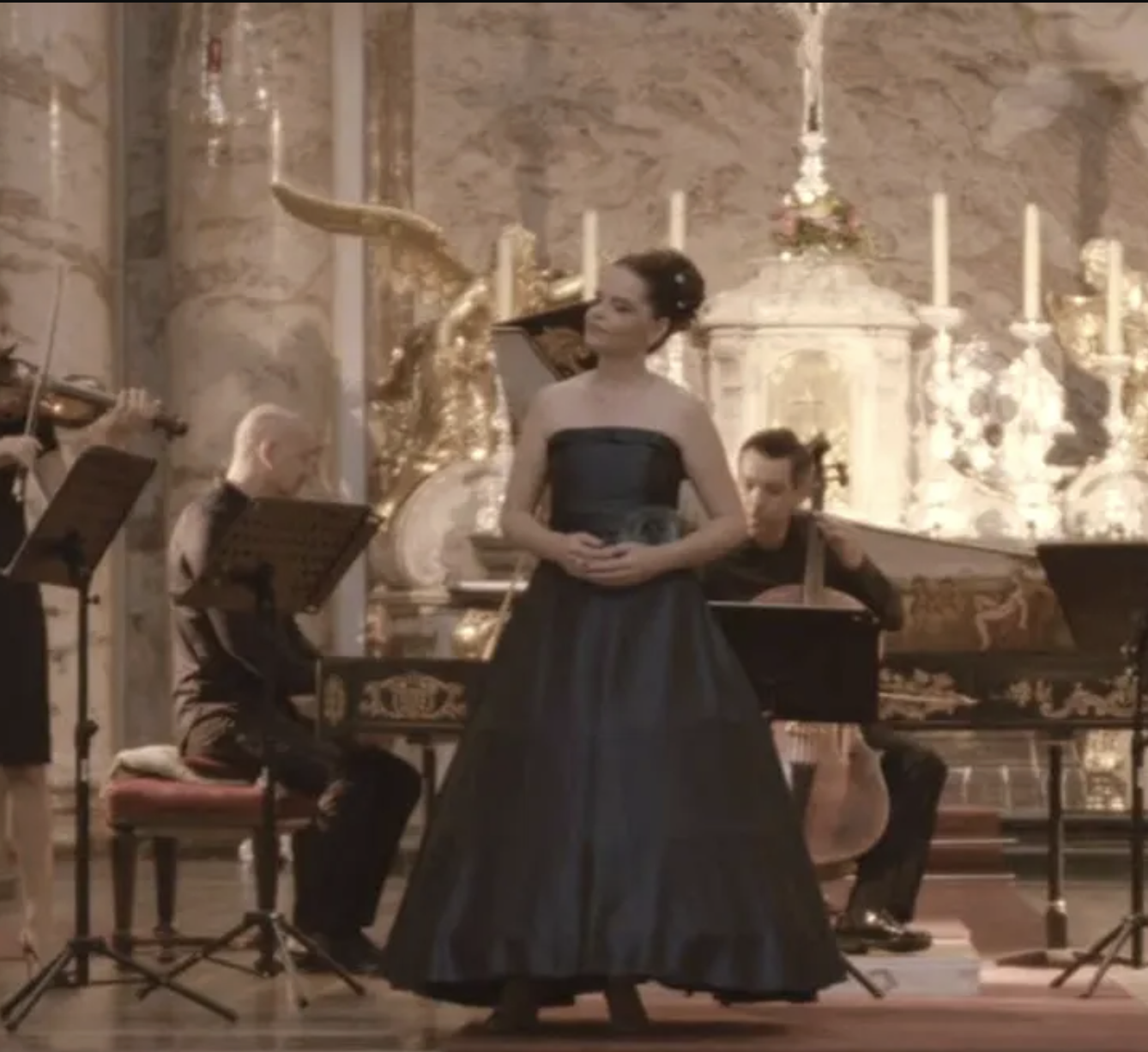 Frau singt am Adventkonzert in der Minoritenkirch