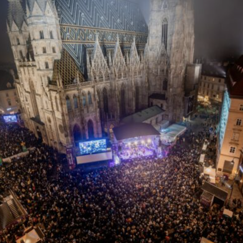 Menschenmenge vor dem Stephansplatz am Silvesterpfad in Wien
