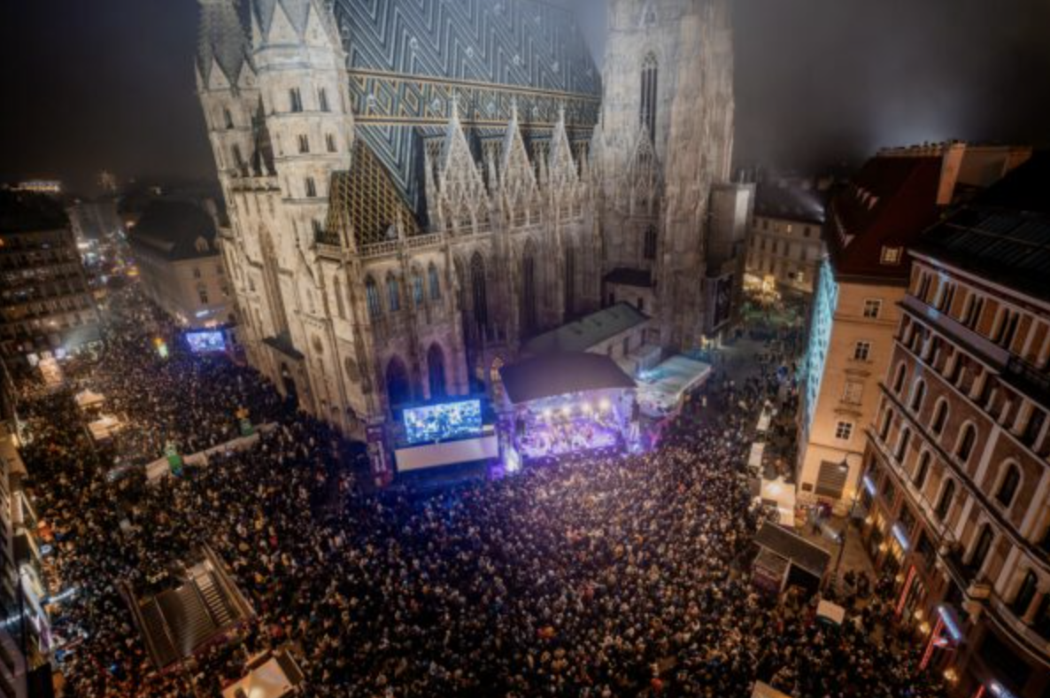 Menschenmenge vor dem Stephansplatz am Silvesterpfad in Wien